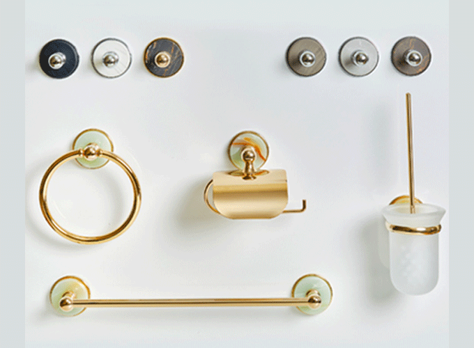 Una variedad de accesorios de baño dorados sobre una superficie blanca.