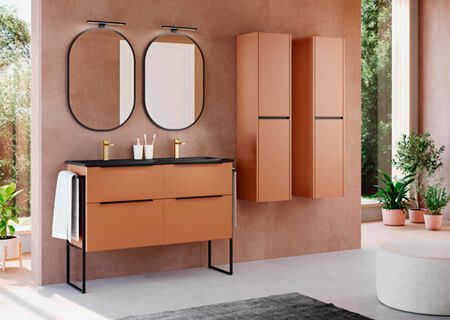 Un baño con muebles naranjas y un espejo.